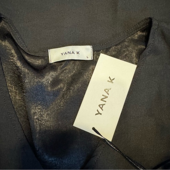 NWT Yana K Flutter Sleeved V-Neck Black Zuma Top Sz L - Capsule Wardrobe Classic - Picture 3 of 6